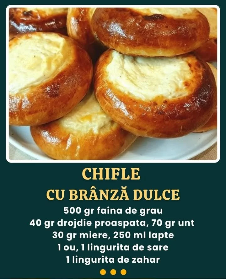 Chifle cu brânză dulce proaspete și aurii, servite pe o farfurie.