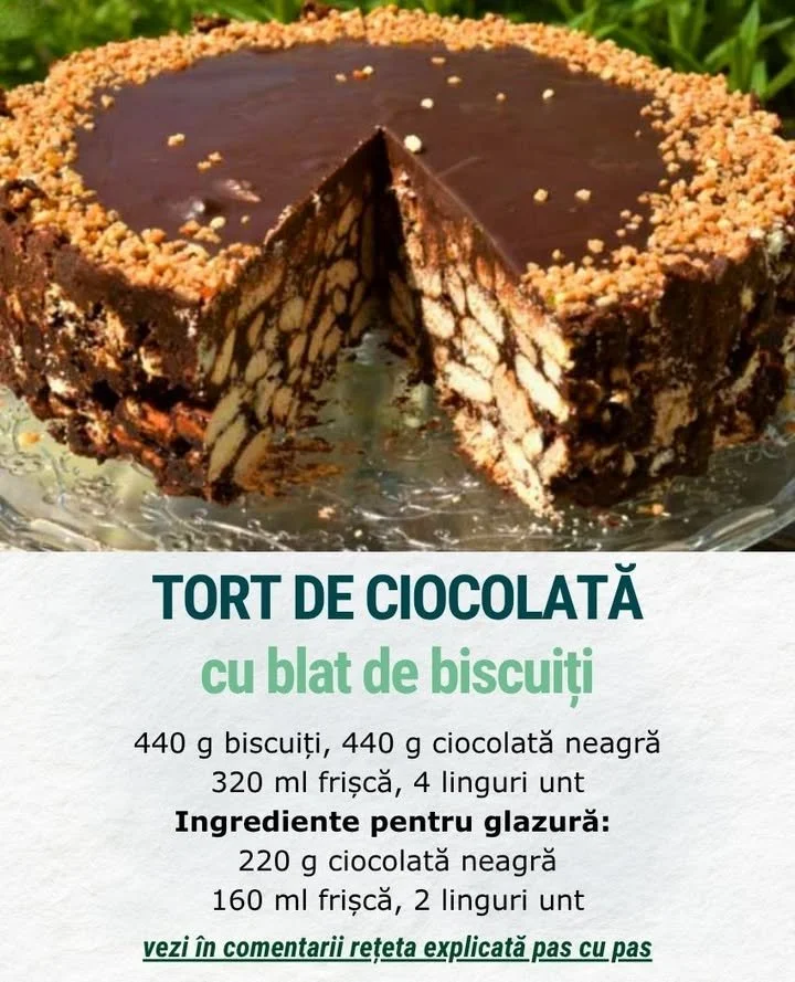 Tort de ciocolată cu bază de biscuit, decorat cu glazură delicioasă.