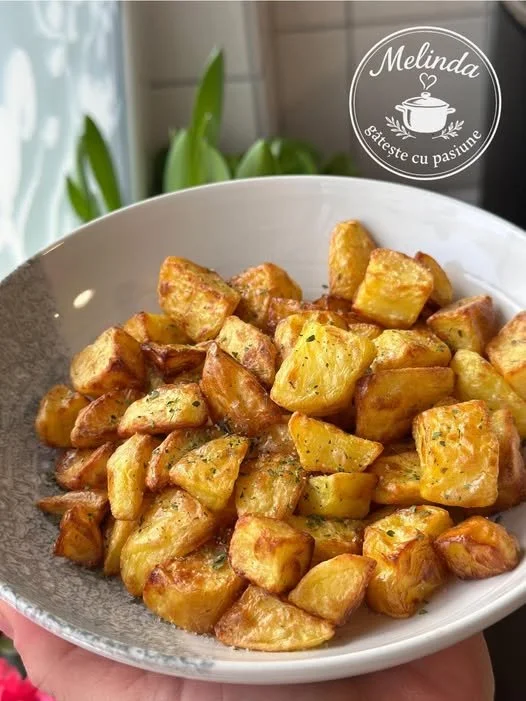 Cartofi crocanți preparați în aer fryer sau cuptor