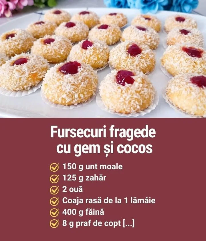 Fursecuri cu cocos și gem proaspete pe un platou