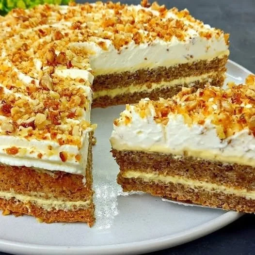 Prăjitură cu Nuci Prăjitură cu nuci proaspete, delicioasă și apetisantă, ideală pentru deserturi