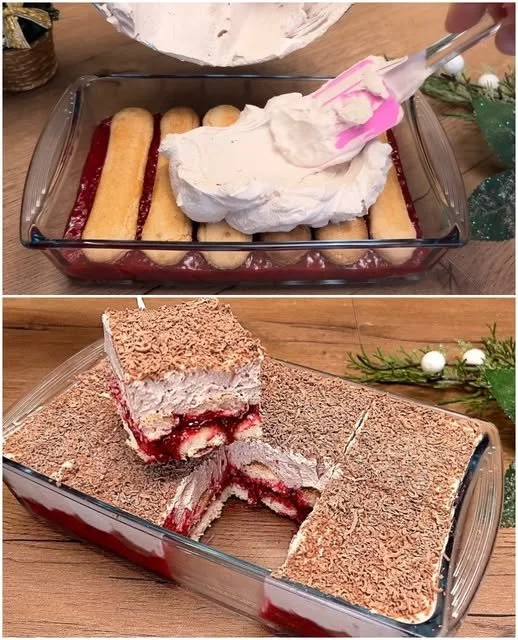 Tort cu zmeură și ricotta, decorat cu pișcoturi, pe o farfurie elegantă.